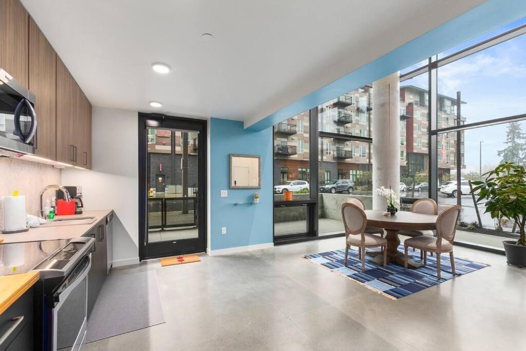 Airy And Open Corner Loft - 92 Walkscore Redmond Exterior photo